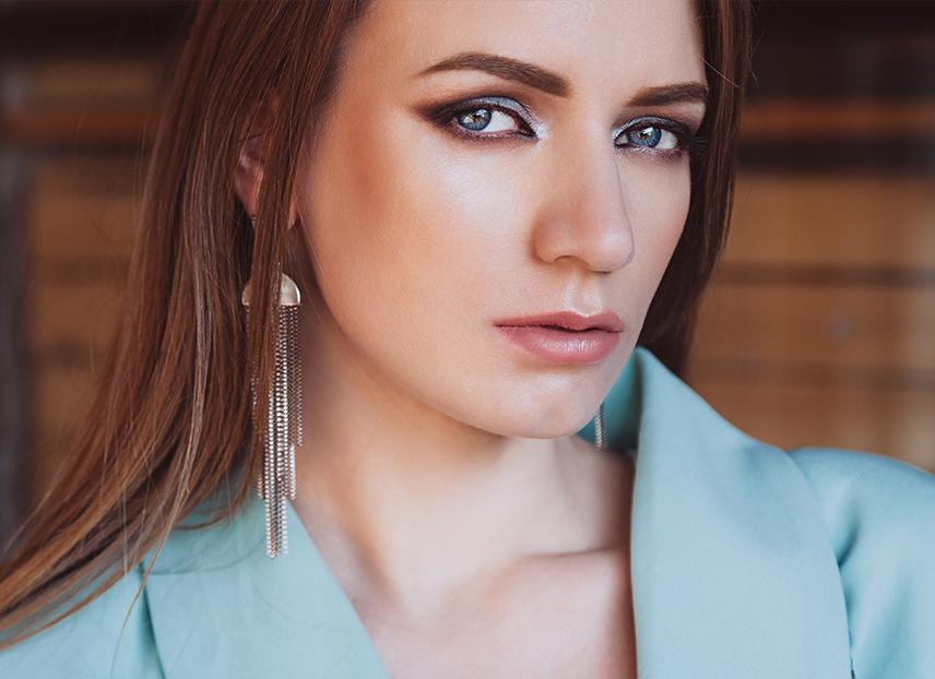 leesik a szemöldöke mert